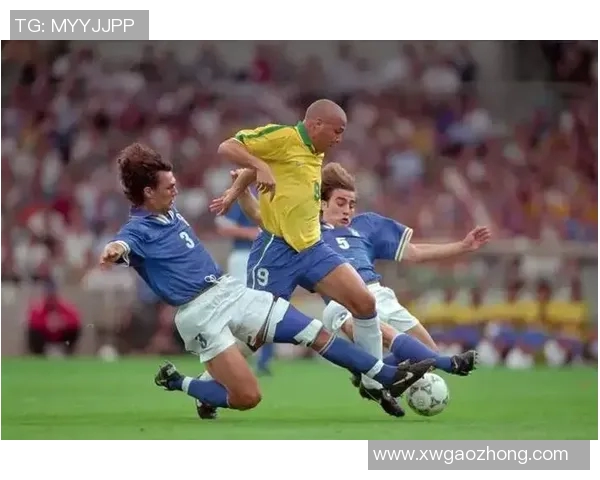 开银色法拉利的足球球星在赛场与生活中的非凡魅力与传奇故事